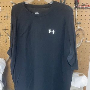 Under Armour Heatgear black moisture wick Tshirt Size XL